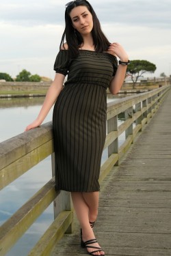 Hakisiyah Yakası Lastikli Elbise